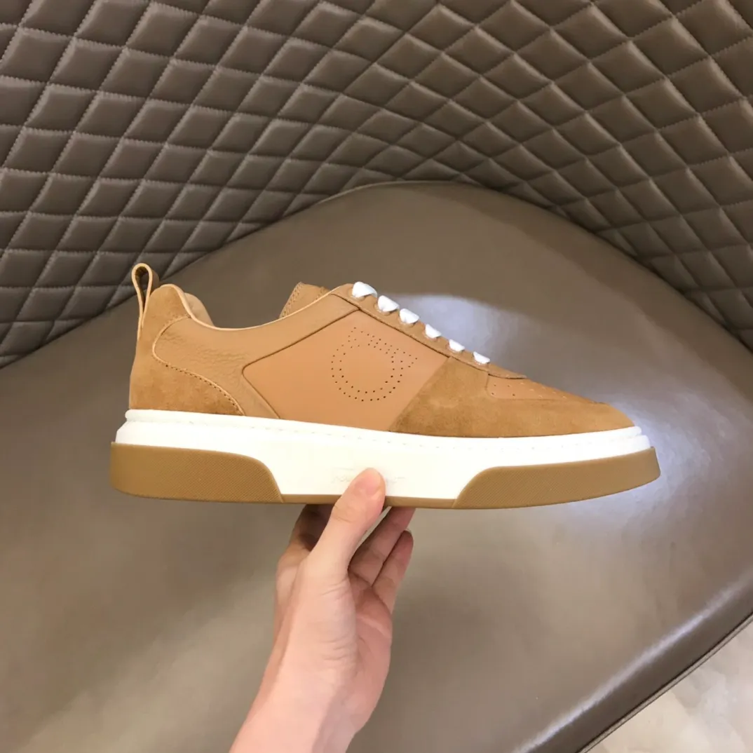 p420 "Salvatore Ferraga**" men's low-cut fashion sneakers. This casual shoe has a novel structure and is made of soft calfskin. The contrasting color elements on the upper highlight the bold and avant-garde atmosphere. The first-layer cowhide lining is high-end and comfortable. Energetic and fresh, these shoes can be worn with casual looks or add a touch of street style to elegant trousers.  Size: 38-44